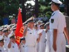 官兵在军旗下庄重宣誓。