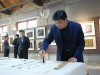 书法家在中国刻字艺术馆现场挥毫泼墨。
